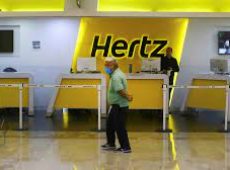 A Hertz Global Holdings Inc. shuttle bus operates at O'Hare International Airport in Chicago, Illinois, U.S., on Thursday, Aug. 6, 2015. Hertz is scheduled to release second-quarter earnings results following the close of U.S. financial markets on August 10. Photographer: Christopher Dilts/Bloomberg via Getty Images